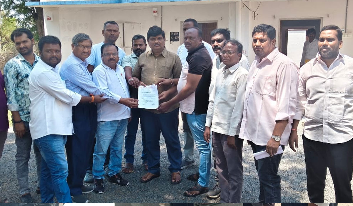 NPDCL | బసంత్ నగర్ విద్యుత్ ఏఈపై చర్యలు తీసుకోవాలి.. యునైటెడ్ ఎలక్ట్రిసిటీ ఎంప్లాయీస్ యూనియన్