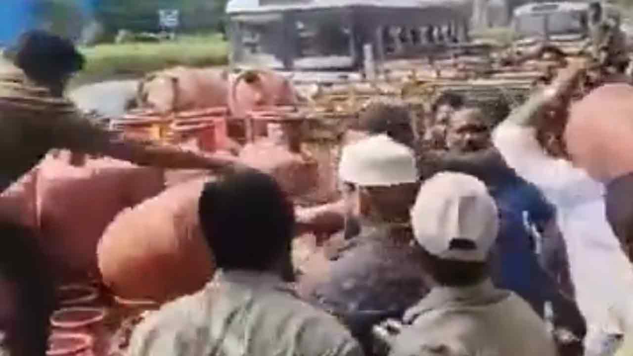 Hyderabad | గ్యాస్ సిలిండర్లు ఎత్తుకెళ్లేందుకు ప్రయత్నించిన వినియోగదారులు : వీడియో