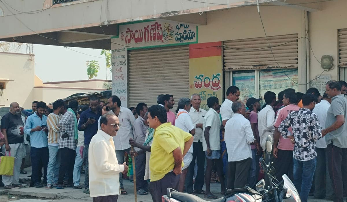 Gas Cylinders | కమాన్‌పూర్‌లో గ్యాస్ సిలిండర్ల కోసం క్యూ..! గత కొద్దీ రోజులుగా బారులు తీరుతున్న జనం