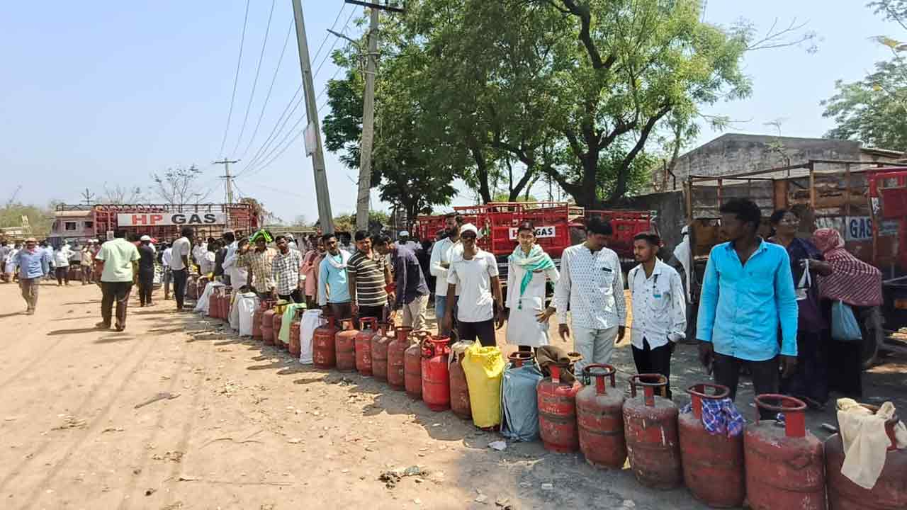 Adilabad | ఆదిలాబాద్‌లో గ్యాస్ సిలిండర్ కోసం ఏజెన్సీల ముందు బారులు తీరిన ప్రజలు