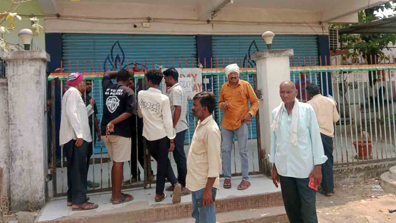 Adilabad | ఆదిలాబాద్ జిల్లాలో కొనసాగుతున్న గ్యాస్ కష్టాలు