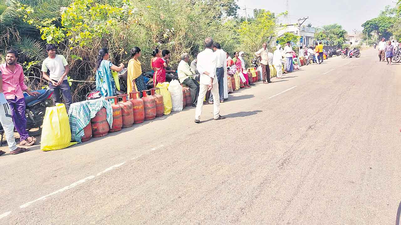 తప్పని గ్యాస్‌ తిప్పలు.. ఏజెన్సీ ఎదుట బారులు