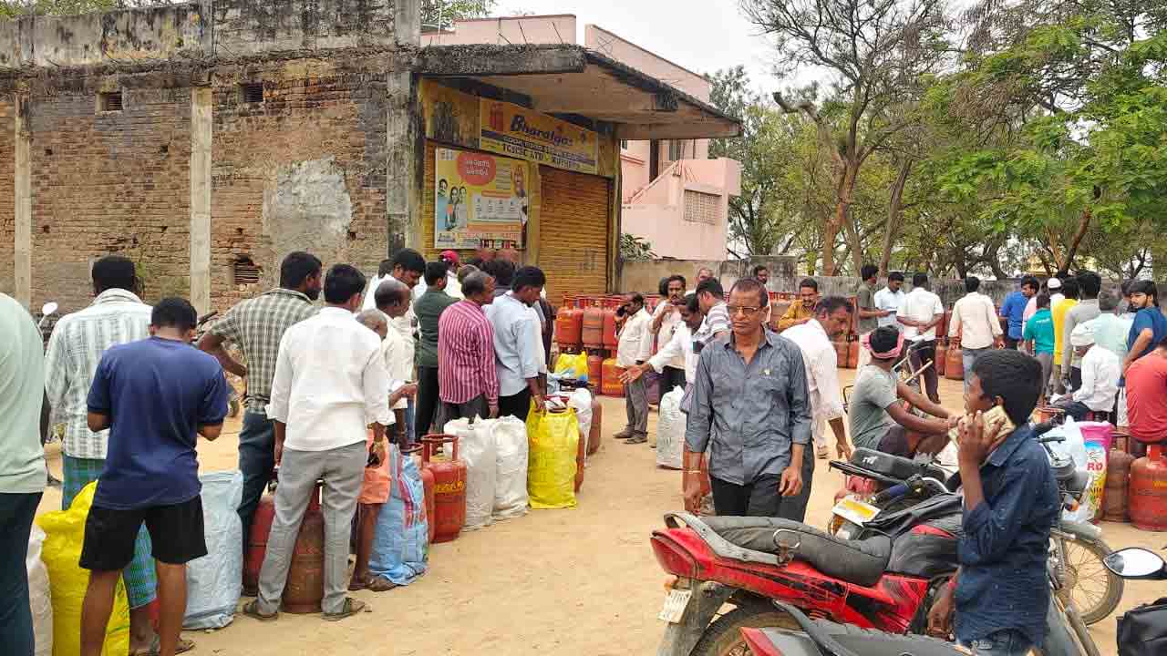 Yadadri Bhuvanagiri | యాదాద్రి భువనగిరి జిల్లాలో కొనసాగుతున్న గ్యాస్ కష్టాలు