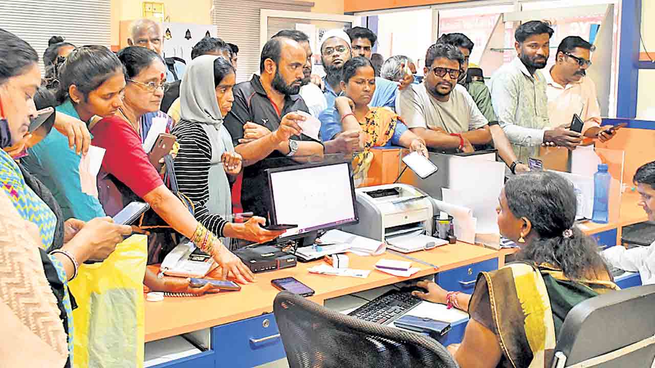 Gas Cylinder | గ్యాస్‌ బ్లాక్‌ దందా ..! మేము అడిగినంత డబ్బు ఇస్తేనే సిలిండర్‌ సరఫరా