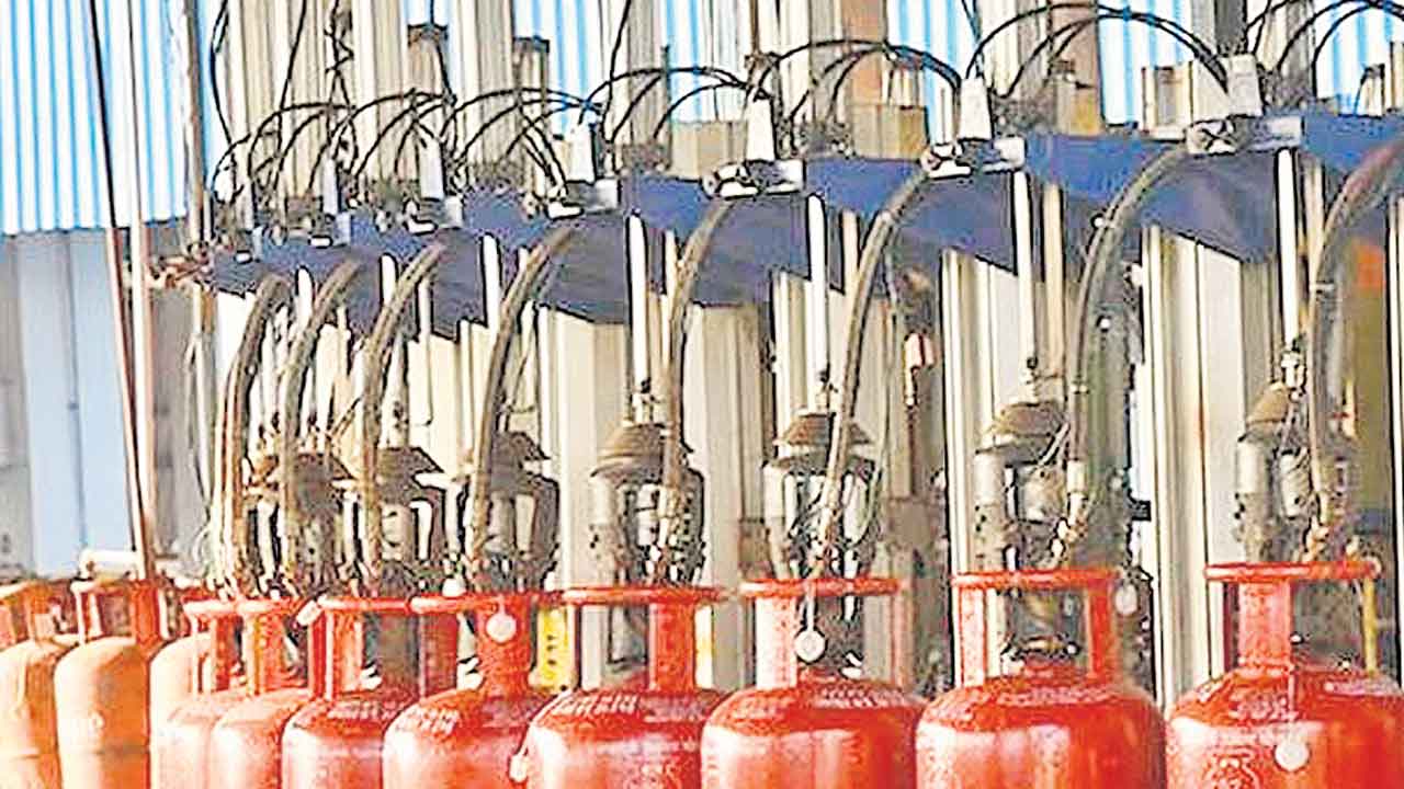 గ్యాస్‌కొరత పై త్రిసభ్య కమిటీ