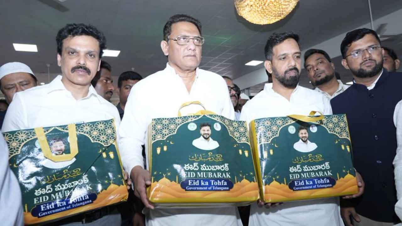 గిఫ్ట్‌ ప్యాక్‌లపై మంత్రి ఫొటో ఏది?