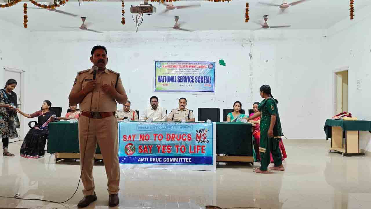 Drugs | విద్యార్థులు డ్రగ్స్​‍రహిత సమాజానికి కృషి చేయాలి : ఎస్పీ అర్‌.గిరిధర్‌