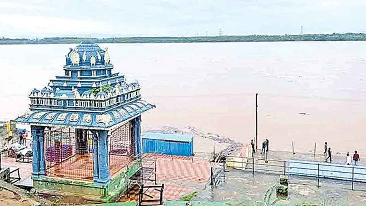 పుష్కరాలకు ఆలయ నిధులా