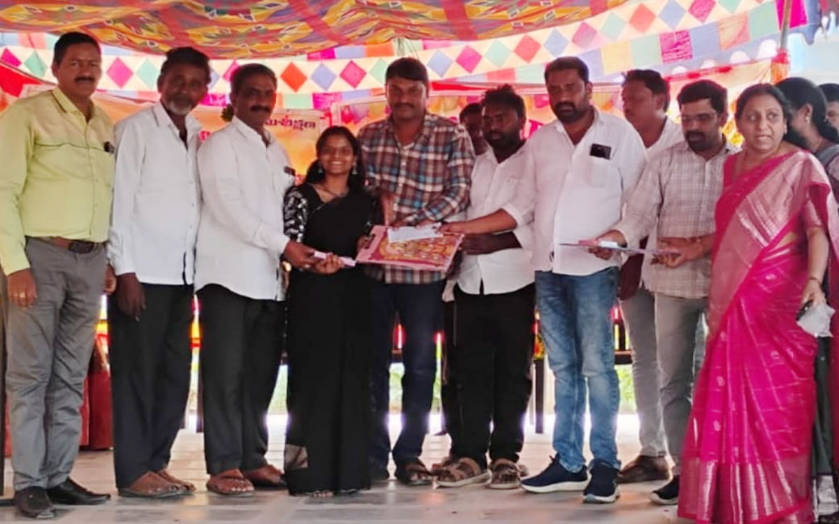 గోళ్లపాడు-పోలేపల్లి హై స్కూల్‌ విద్యార్థులకు పరీక్ష సామ‌గ్రి పంపిణీ