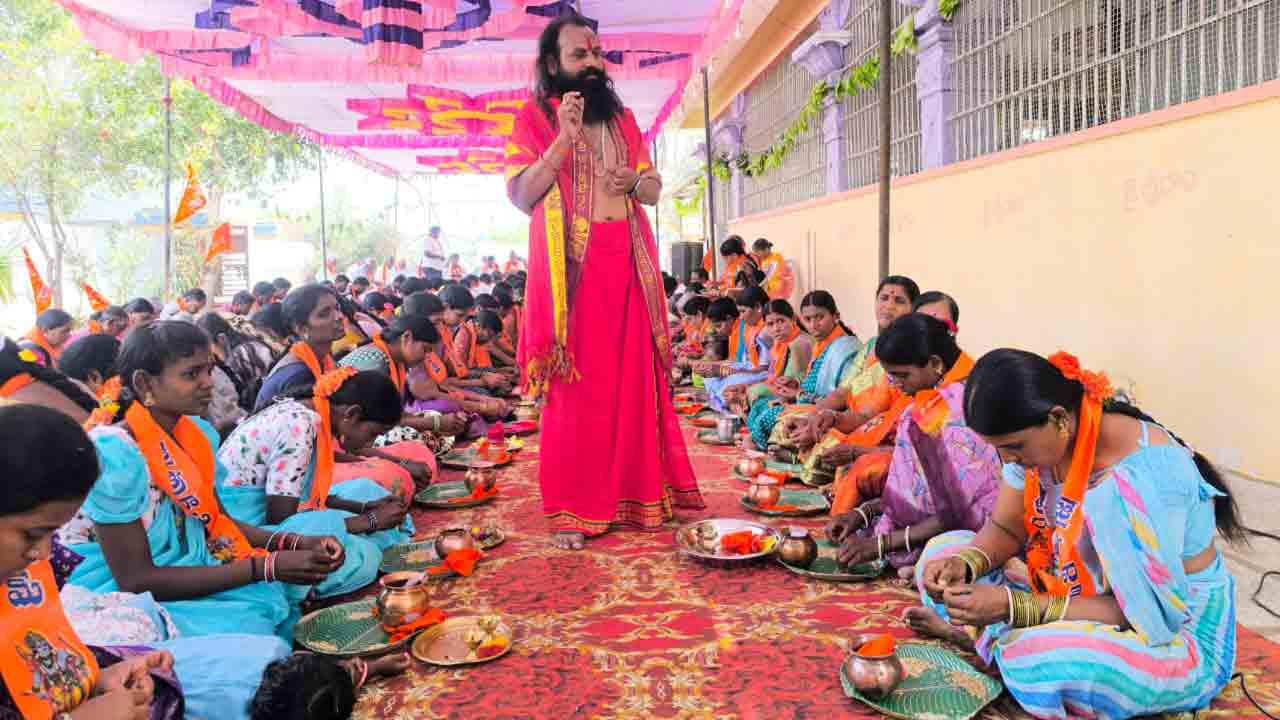 koti Talambralu | 108 కలశాలతో ఘనంగా కోటి తలంబ్రాల దీక్ష.. తలంబ్రాలు రావడం అదృష్టమన్న భక్తులు
