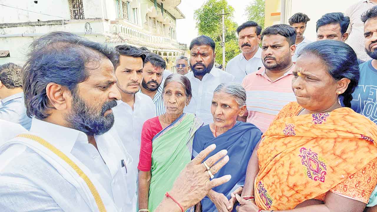 రైల్వే లైన్‌ పేరుతో ఇండ్లు కూల్చితే ఊరుకోం