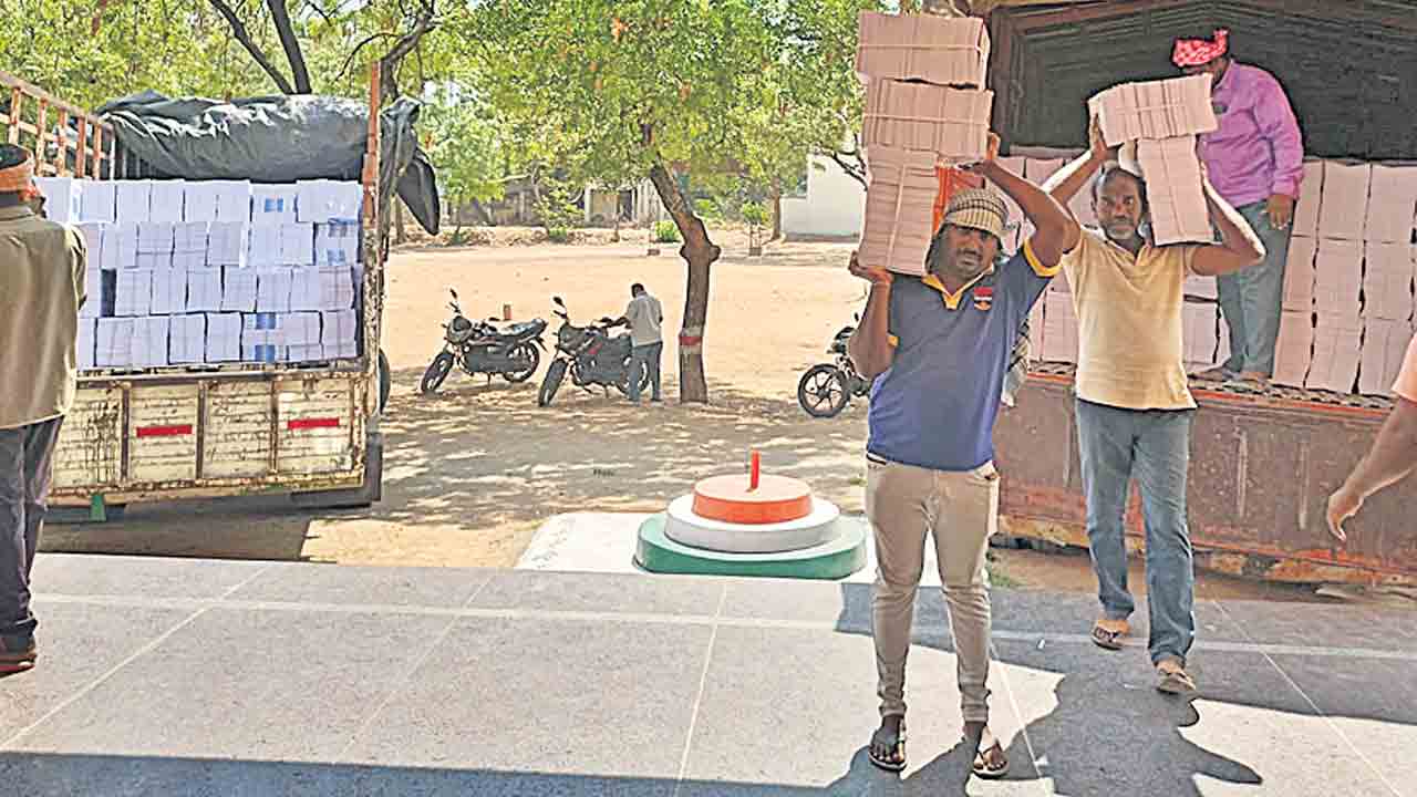 ముందస్తుగానే పాఠ్య పుస్తకాలు