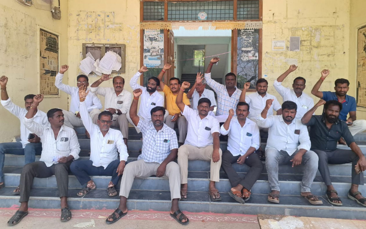 గుర్రంపోడు ఎంపీడీఓ కార్యాలయం ముందు మాజీ స‌ర్పంచుల ధర్నా