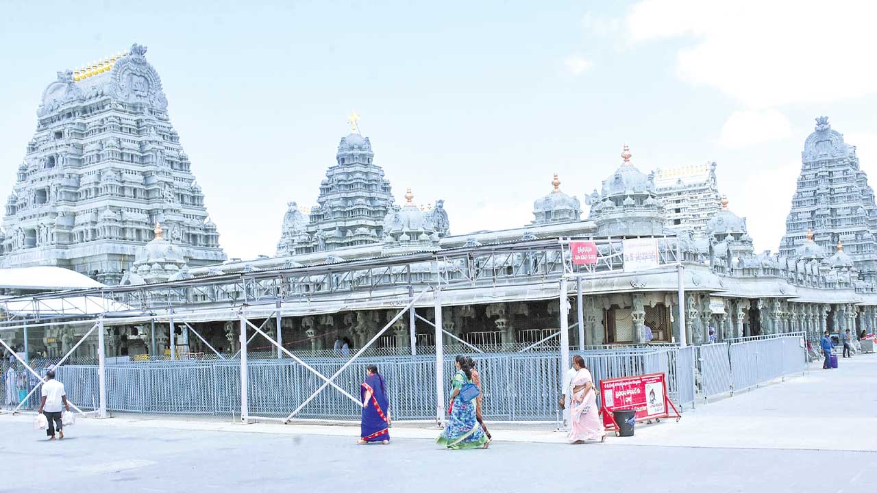 గుట్ట ఆదాయం..గుటకాయ స్వాహా!