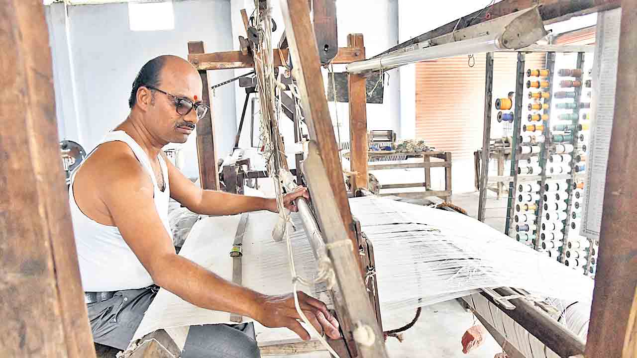 త్వరలో చేనేత సహకార సంఘాలకు ఎన్నికలు.. ఓటరు జాబితా రూపకల్పనకు షెడ్యూల్‌