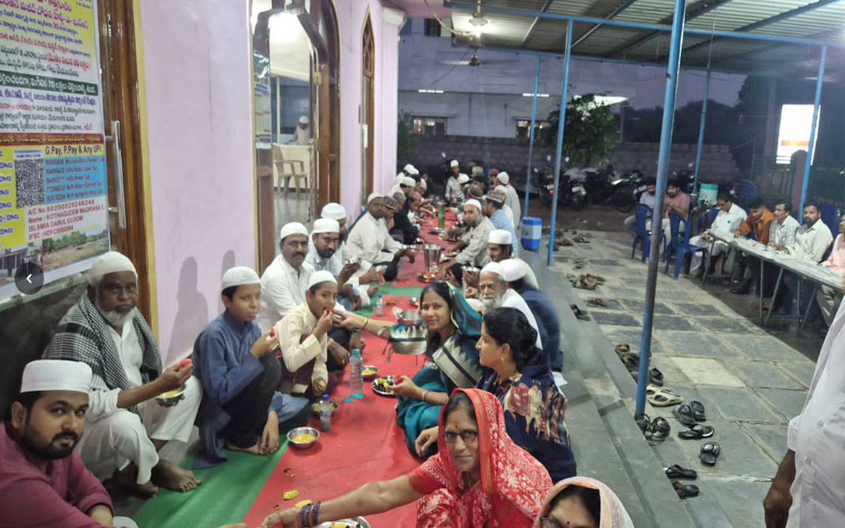 ఇఫ్తార్‌ విందులో మాజీ ఎమ్మెల్యే బానోత్ హరిప్రియ నాయక్