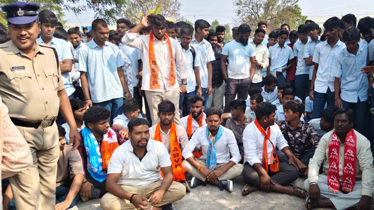 Sangareddy | విద్యార్థులను కొట్టిన అధ్యాపకుడిని శిక్షించాలని ఆందోళన