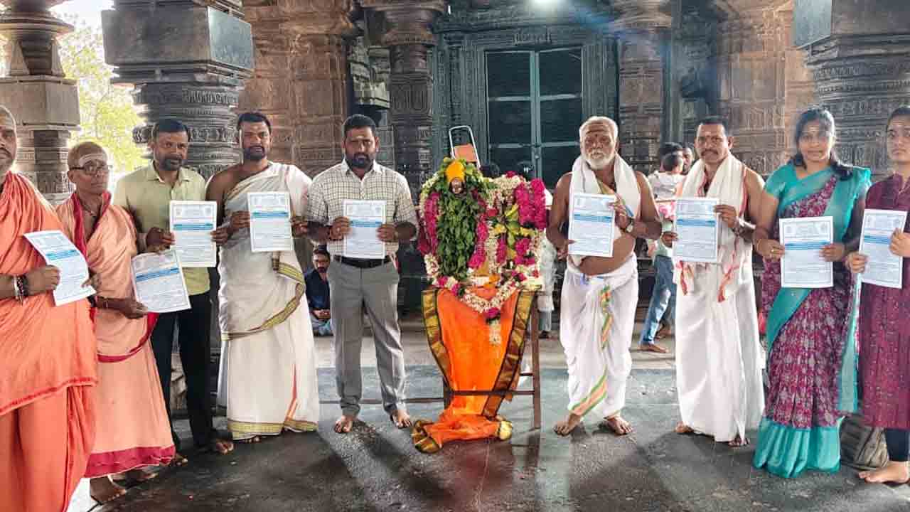 Hanumakonda | వేయిస్తంభాల గుడిలో ఉగాది, శ్రీరామనవమి ఉత్సవాల కరపత్రాల ఆవిష్కరణ