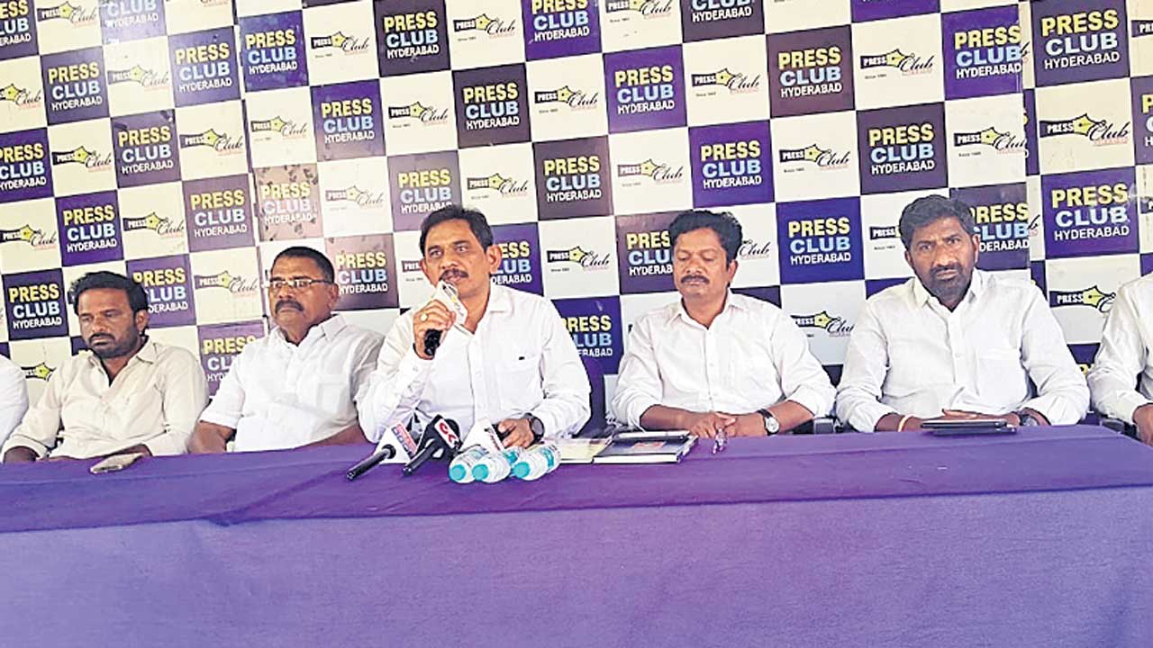 సీఎం సన్మాన కార్యక్రమాన్ని బహిష్కస్తాం