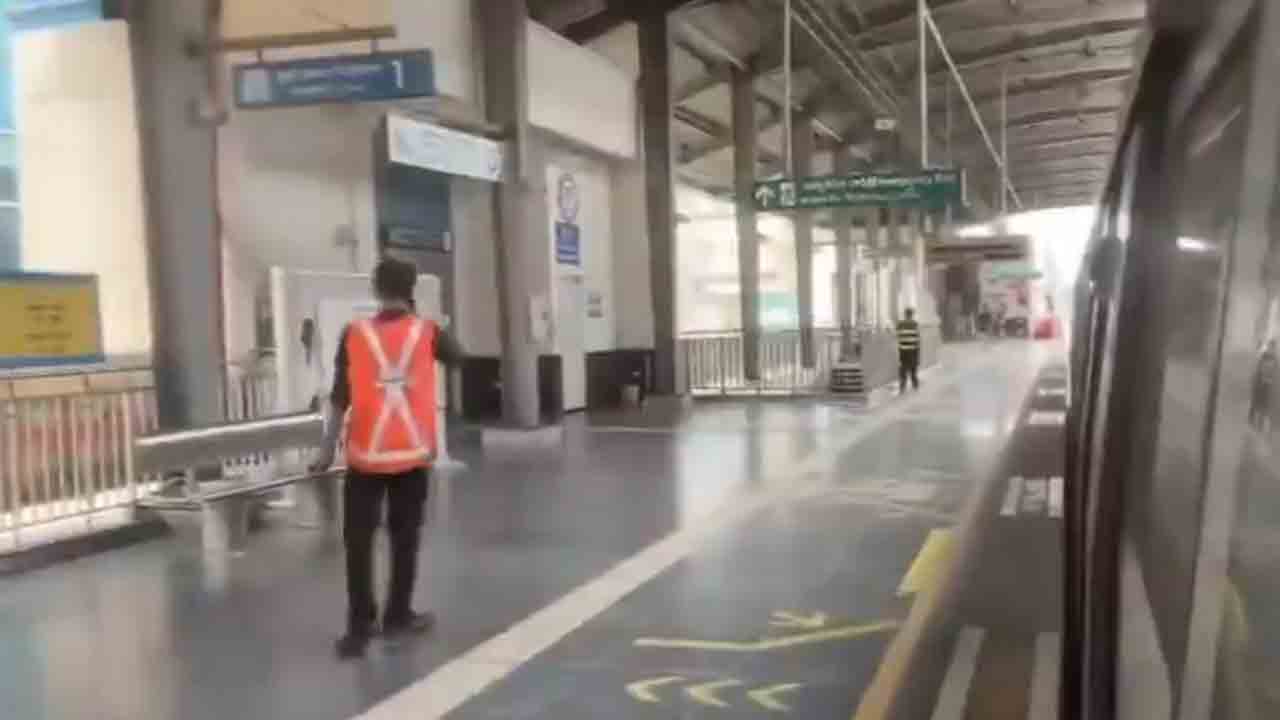 Hyderabad Metro | మరోసారి సాంకేతిక లోపంతో నిలిచిపోయిన హైదరాబాద్‌ మెట్రో రైలు.. వీడియో