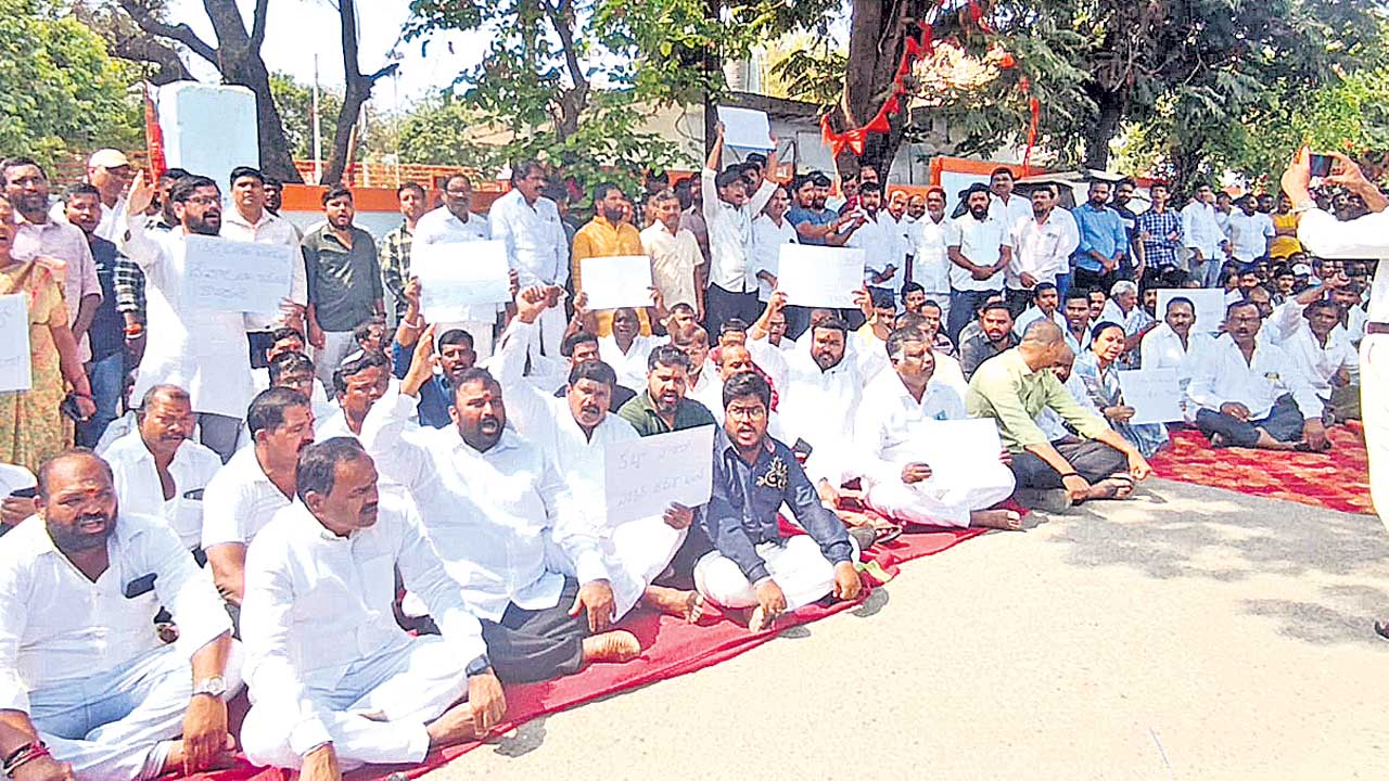 సర్కారు భూమిని కాపాడండి..