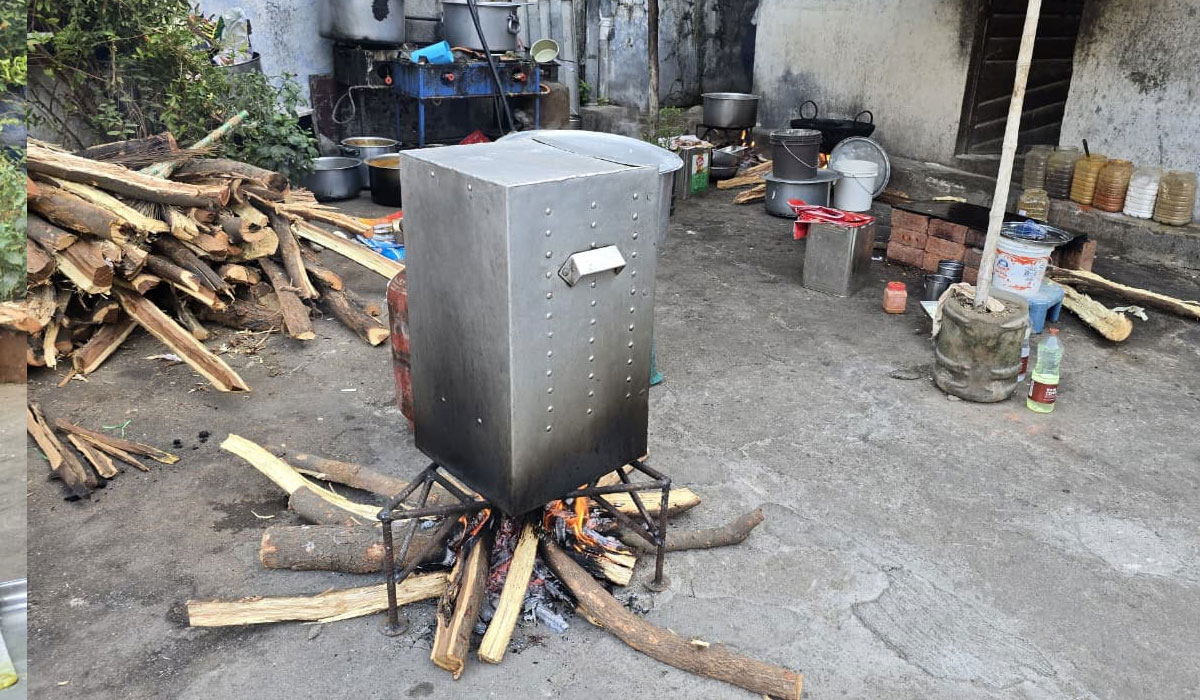 Vemulawada | వేములవాడలో కట్టెల పొయ్యి మీదికి వచ్చిన వంటలు.. ప్రత్యామ్నాయ ఏర్పాట్లు చేసుకుంటున్న టిఫిన్ సెంటర్ నిర్వాహకులు