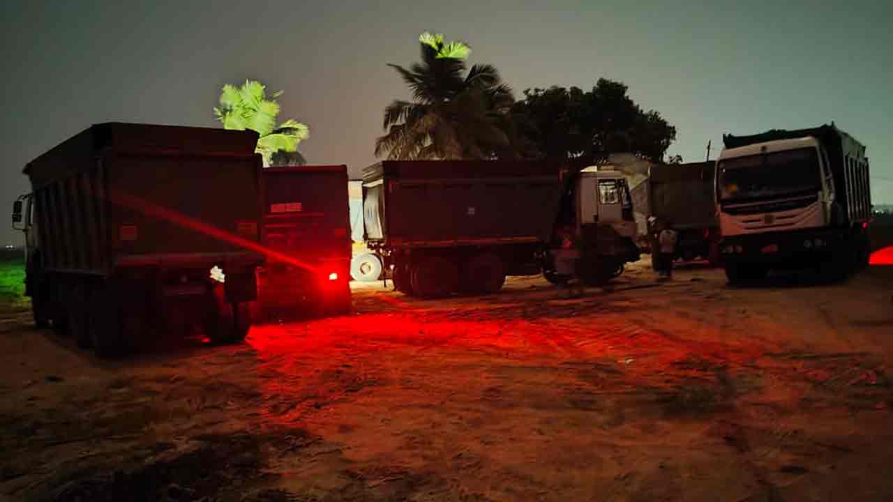 Illegal Sand Mining | కృష్ణా నదిలో జోరుగా అక్రమ ఇసుక రవాణా.. పట్టించుకోని పోలీస్, రెవెన్యూ సిబ్బంది