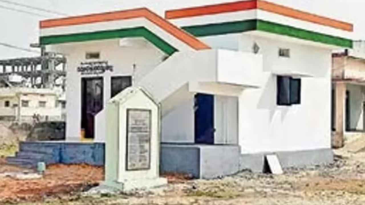 ఇందిరమ్మ ఇండ్లలో అవకతవకలపై హైకోర్టు నోటీసులు