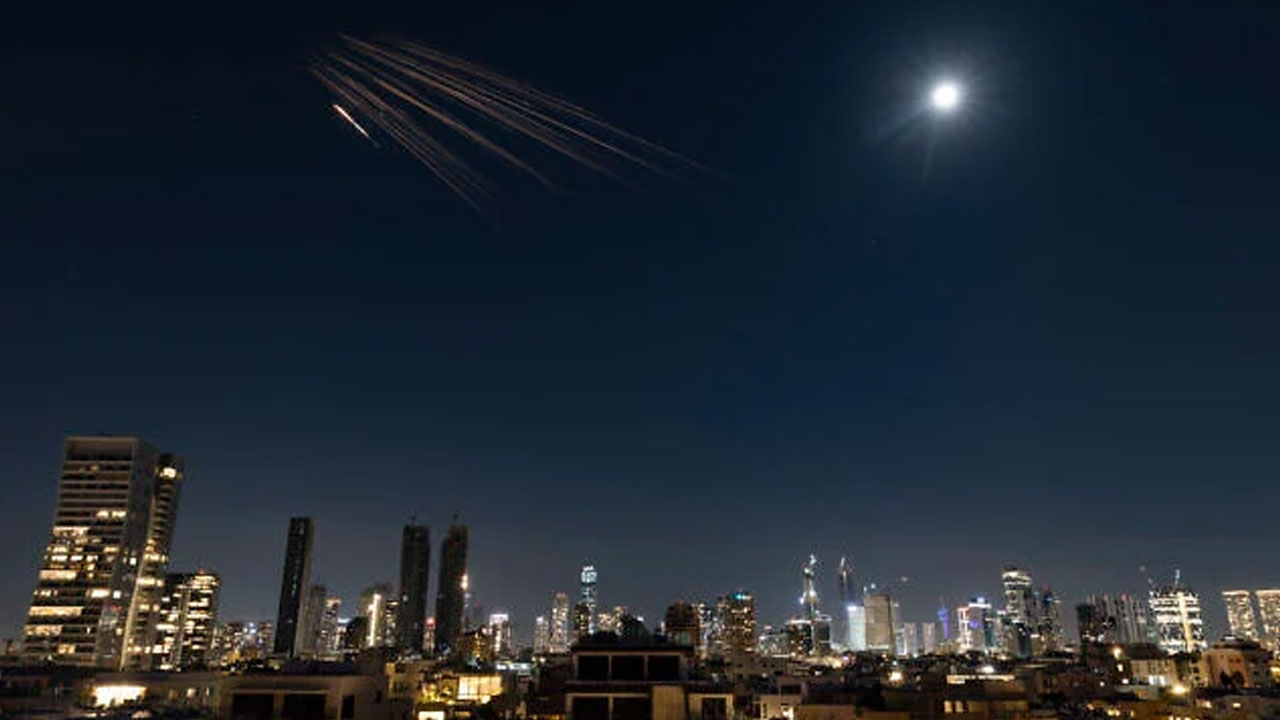 Israel Defense Forces: 300 క్షిప‌ణులు ఫైర్ చేసిన ఇరాన్‌.. వాటిల్లో స‌గం క్ల‌స్ట‌ర్ బాంబ్ వార్‌హెడ్స్‌: ఐడీఎఫ్‌