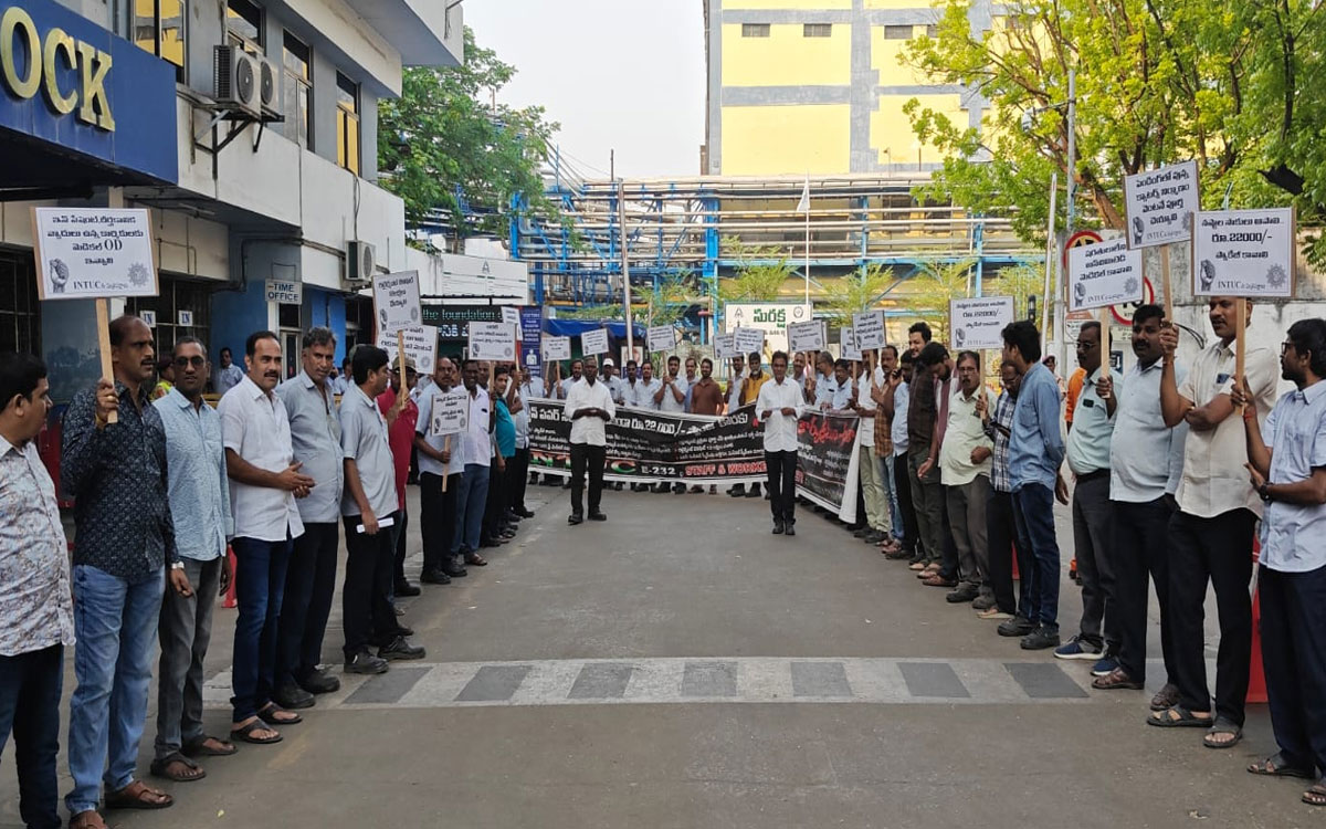 ముగిసిన 13వ వేతన ఒప్పంద కాలం.. పరిష్కారం కాని పెండింగ్ సమస్యలు