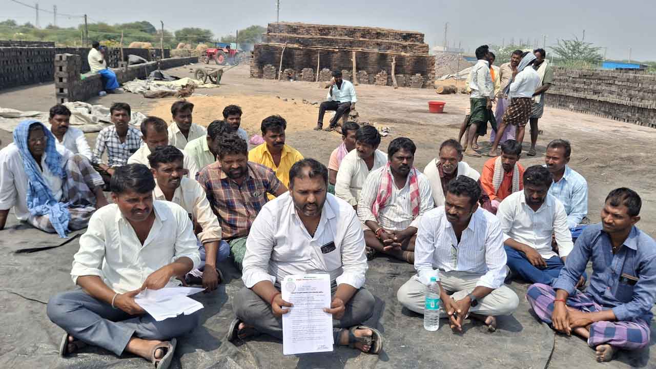 ఇటుకల బట్టీ మూసివేయాలని నిరసన