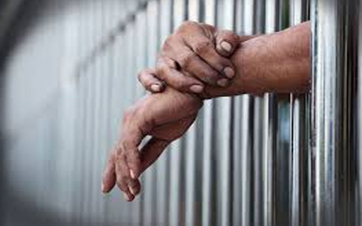 మహిళను వేధించిన కేసులో వ్య‌క్తికి ఏడాదిన్న‌ర జైలు