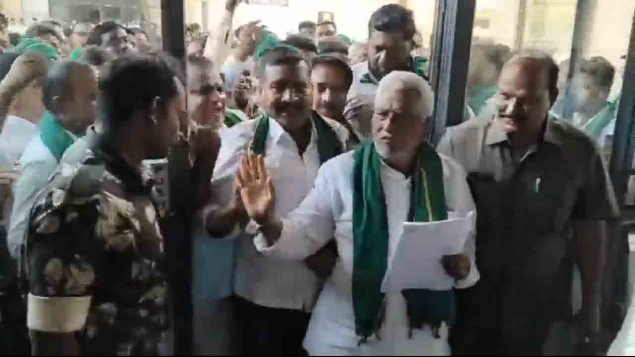 Jeevan Reddy | రైతులతో కలిసి మాజీ మంత్రి జీవన్‌ రెడ్డి ఆందోళన.. వీడియో