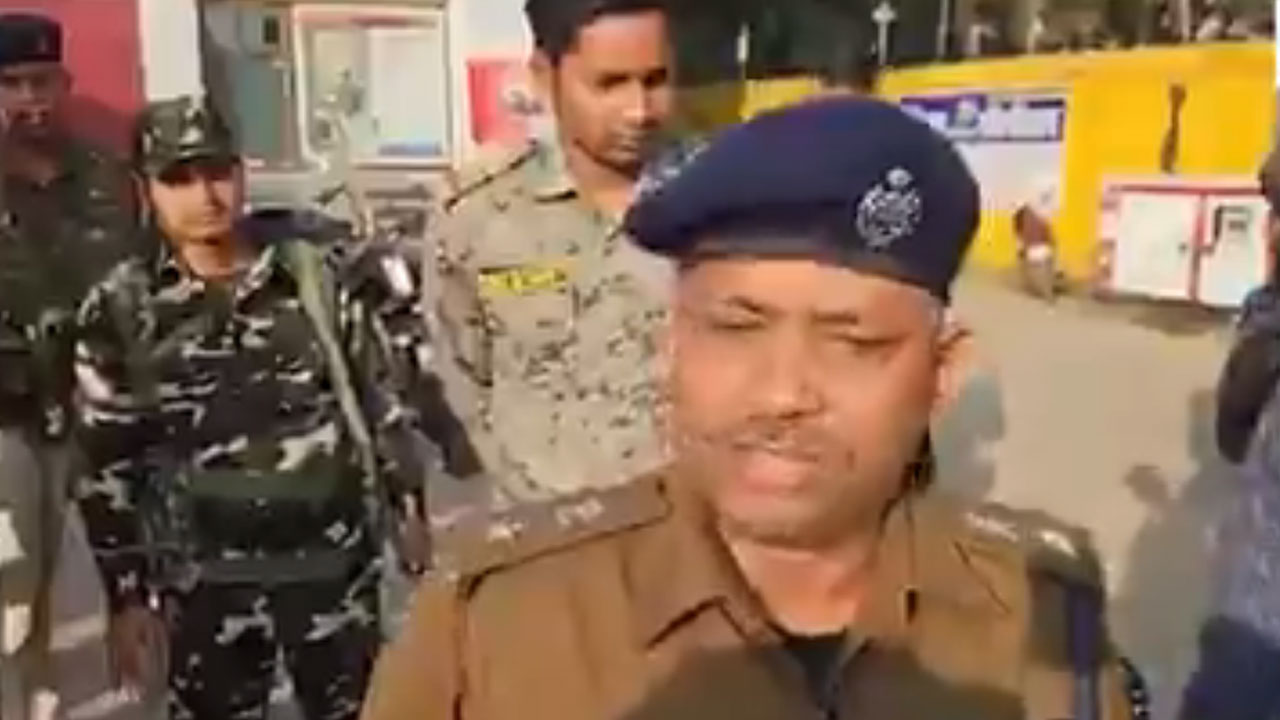 Jharkhand: బ్యాంక్‌లోకి చొర‌బ‌డి.. గ‌న్‌పాయింట్‌లో బెదిరించి.. 13 ల‌క్ష‌లు లూటీ