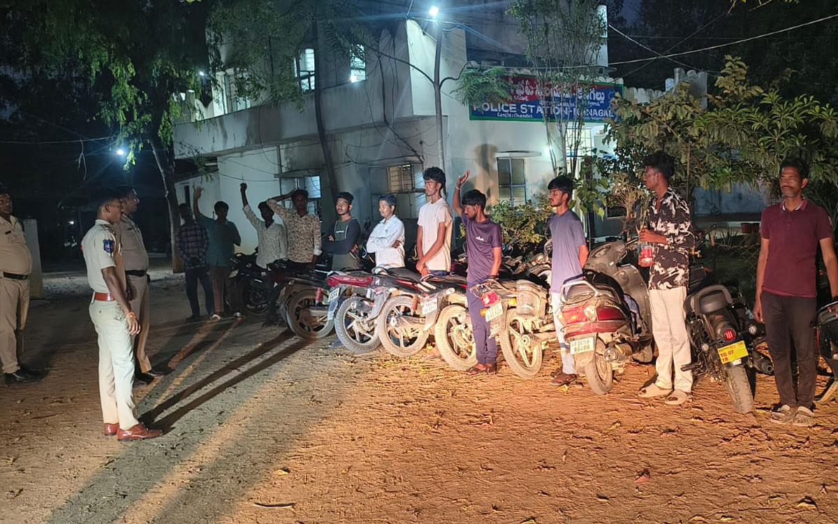 క‌న‌గ‌ల్‌లో పోలీసుల వాహ‌న తనిఖీలు