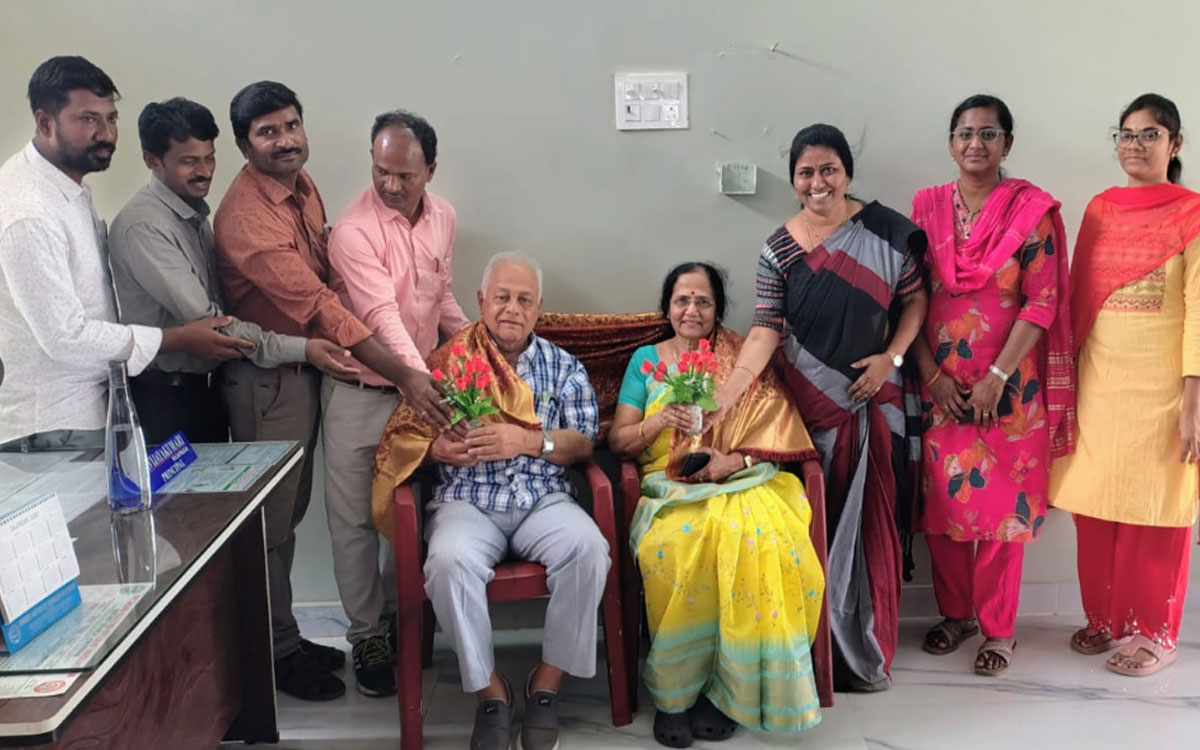 ప్రభుత్వ జూనియర్ కళాశాలకు కంప్యూటర్ అంద‌జేత‌