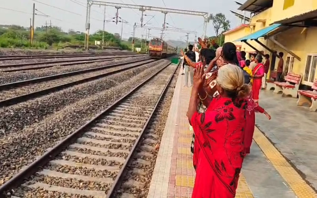 డీఆర్ఎం రాక‌ కోసం గంట‌ల త‌ర‌బ‌డి నిరీక్ష‌ణ‌