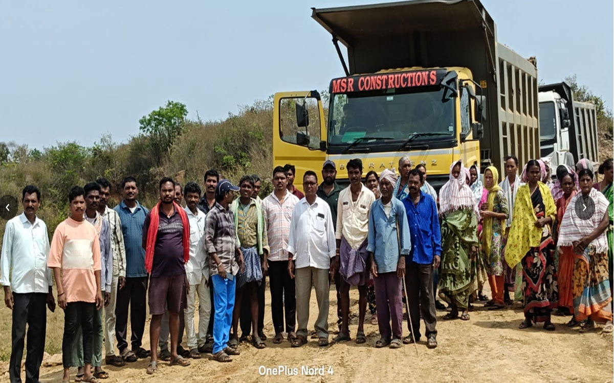 గుట్టకిందగుంపులో ఆగని మట్టి త‌వ్వకాలు.. అడ్డుకున్న గ్రామస్తులు