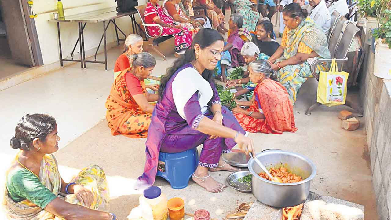 కట్టెల పొయ్యిలే శరణ్యం..