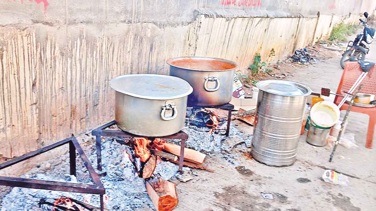 కట్టెల పొయ్యే దిక్కు.. ‘గ్యాస్‌’ ట్రబుల్‌