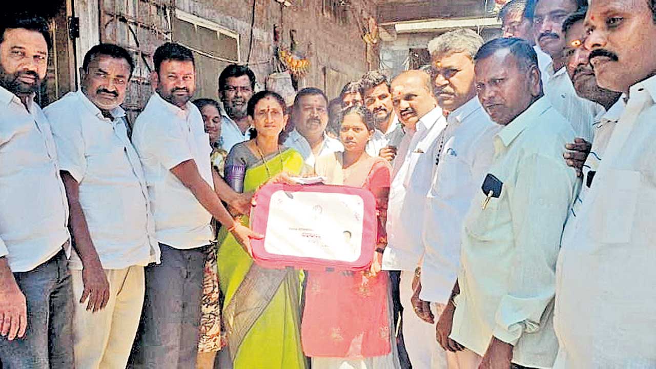 ఆడబిడ్డ వివాహానికి కేటీఆర్‌ ఆర్థిక సాయం