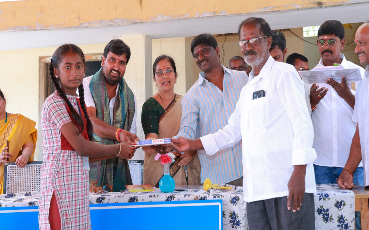 విద్యార్థులకు కేఎల్ ఫౌండేషన్ పరీక్ష సామ‌గ్రి పంపిణీ