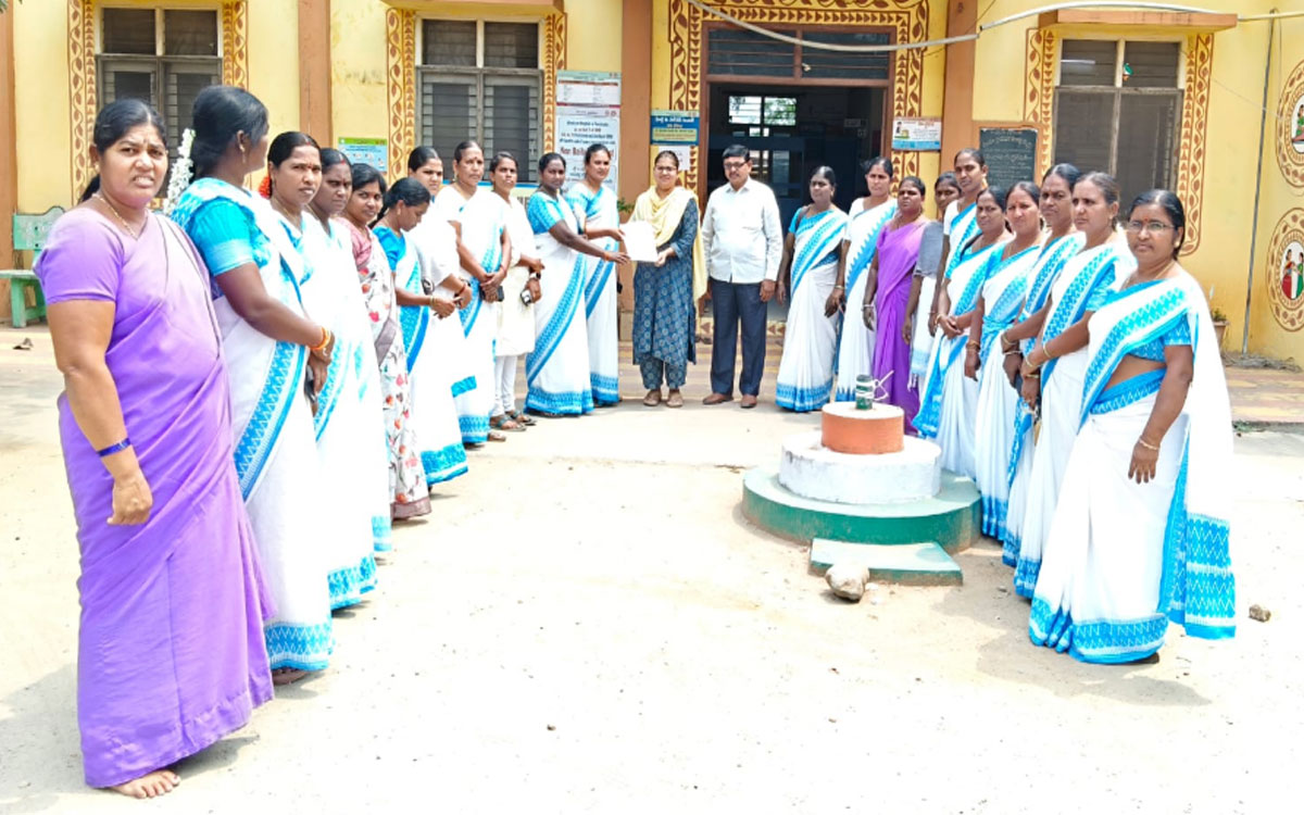 ఆశా వర్కర్ల సమస్యలు పరిష్క‌రించాల‌ని ధ‌ర్నా