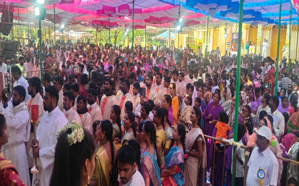 ప్ర‌పంచానికి కావాల్సింది యుద్ధాలు కాదు శాంతి : పూల ఆంథోని