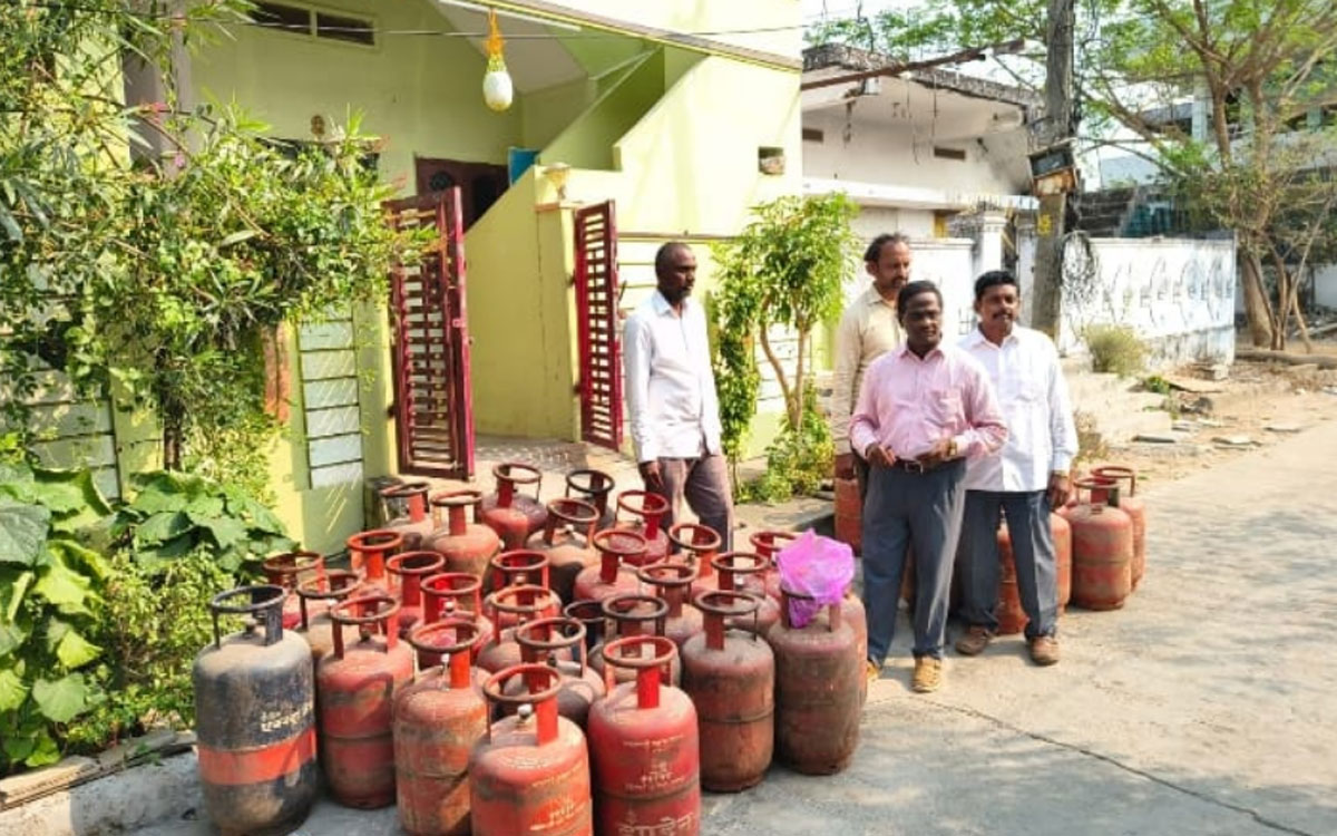 కోదాడలో అక్ర‌మంగా నిల్వ చేసిన‌ 48 డొమెస్టిక్‌ సిలిండర్లు స్వాధీనం