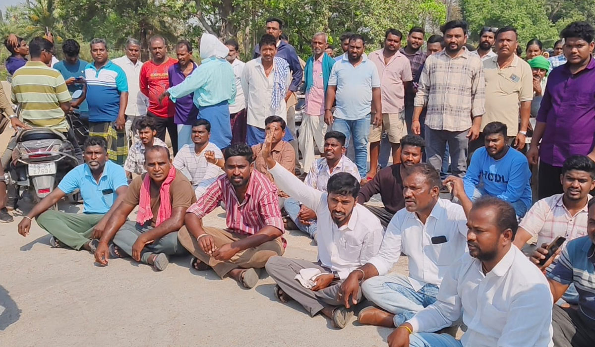 Konapur bridge | కోనాపూర్ బ్రిడ్జి నిర్మాణ పనులు పూర్తి చేయాలని గ్రామస్తుల ధర్నా