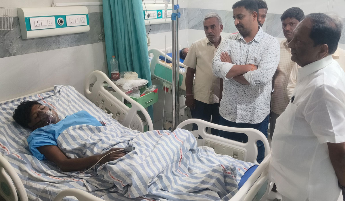 Dharmaram | ఎర్రగుంటపల్లెలో బాధితుడికి మాజీ మంత్రి ఈశ్వర్ పరామర్శ