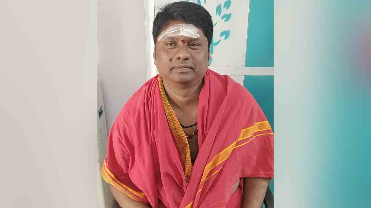 Bhimadevarapalli | హారతి పళ్లెంలోని డబ్బులు హుండీలోనే వేయాలి : నందనం సందీప్