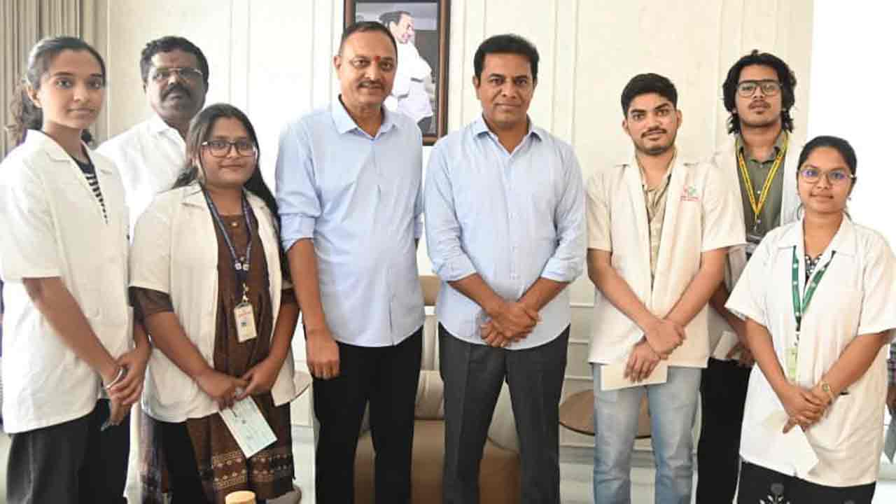 KTR | ఎంబీబీఎస్ విద్యార్థులకు చెక్కులు అందజేసిన కేటీఆర్
