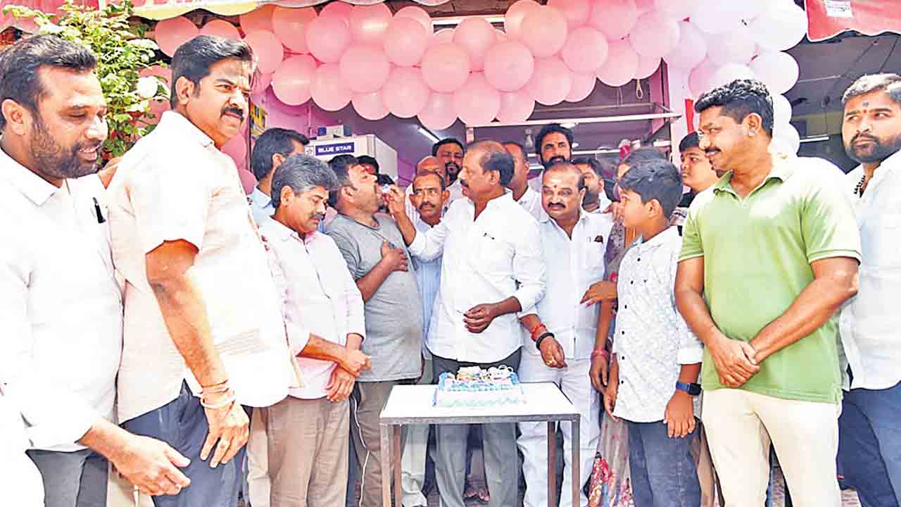 కేటీఆర్‌ టీ స్టాల్‌కు ఏడాది.. వార్షిక వేడుకల్లో పాల్గొన్న బీఆర్‌ఎస్‌ నాయకులు